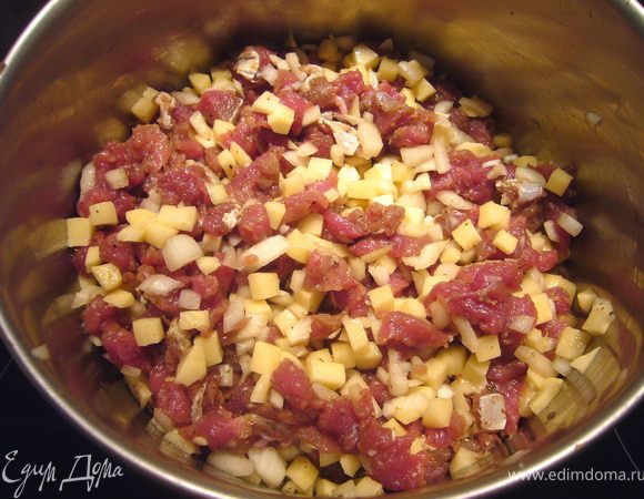 
Подготовим начинку.
Мелким кубиком (0,5 см) порезать мясо, картофель и лук. Добавить соль, перец и семена укропа. Хорошенько всё перемешать, дать настояться. В это время приготовить тесто.