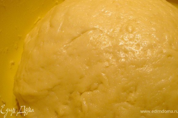 Масло растопить. Муку просеять в миску, добавить яйца, сметану, масло, соль. Тщательно перемешать. Скатать тесто в шар.