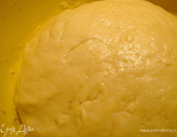 Масло растопить.
Муку просеять в миску, добавить яйца, сметану, масло, соль. Тщательно перемешать. Скатать тесто в шар.