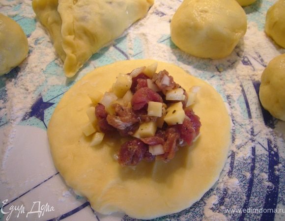 Сформировать колобки (у меня вышло 13 штук), обмакнуть в муке и раскатать лепёшку 10 см в диаметре.