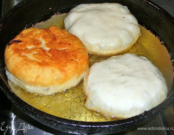 Выкладываем швом вниз!Обязательно швом вниз!Жарим с двух сторон,до золотистого цвета.На мою сковороду поместилось сразу три пирожка,по этому я шарики теста выкладывала на разделочную доску,политую маслом,они не прилипают.Жарить на не большом огне,так масло не начнет гореть.По мере убывания масла,чуть подливать его.Выкладываем готовые пирожки на бумажное полотенце или салфетки,чтоб впиталось лишнее масло.Если все пирожки за один день не съели,положите их в плотно закрывающийся контейнер или полителеновый кулек. 
