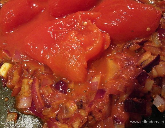 Пока овощи запекаются в духовке, разогреть на сковороде 1 ст.ложку оливкового масла на среднем огне. Добавить порезанный лук, помешивая жарить до прозрачности и мягкости лука (2-3 мин). Добавить чеснок и таматный песто (можно таматную пасту), продолжая жарить еще минуту. Добавить порезанные консервированные томаты. Уменьшить огонь и "уваривать" массу минут 10, до тех пор пока не загустеет. Я также сюда же добавила грибы шампиньоны для обжарки. Снять с огня и смешать с запеченным овощами.