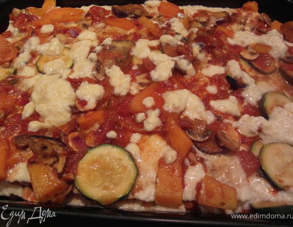 Переложить овощную массув  2.5 литровую форму для лазаньи. Затем листы лазаньи. Полить половиной сырного соуса. Повторить. Для завершения посыпать сыром.Выпекать при 180 градусах около 35-40 мин. до образования золотистой корочки.