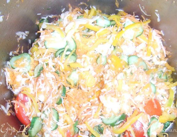 В глубокую кастрюлю выложить все ингредиенты: капусту мелко нашинковать, помидоры разрезать на 4 части, огурцы нарезать кольцами (если большие, то полу кольцами, перец нарезать соломкой, морковь натереть на мелкой терке. Затем добавить уксус, подсолнечное масло, соль и сахар. Варить с момента закипания 3 мин., затем разложить по банкам и стерилизовать 10 мин. Затем закатать банки.