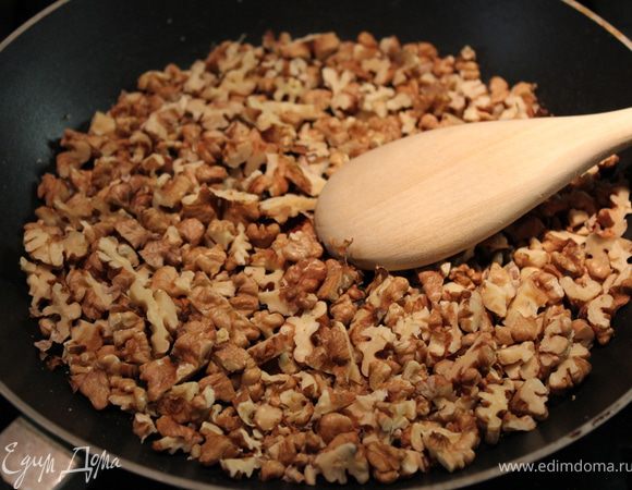 Крупно порубить орехи и поджарить их на сухой сковороде изредка помешивая на среднем огне.