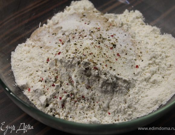 Смешать в миске дрожжи, соль, сахар, перец и 300 г муки.