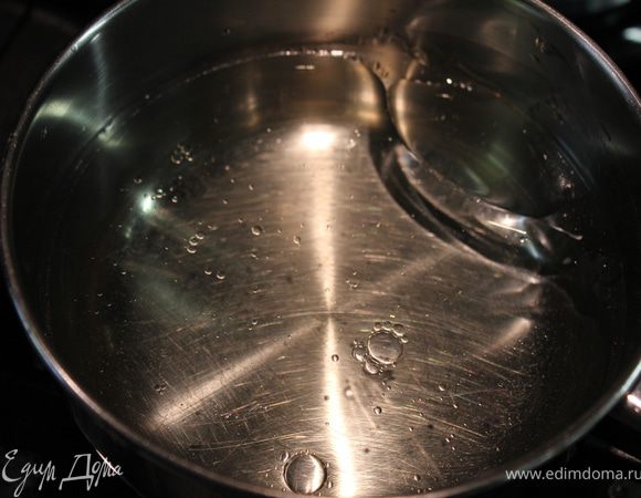 Поставить сотейник на маленький огонь и нагреть в нем воду и оливковое масло. (Температура - пальчик спокойно терпит)