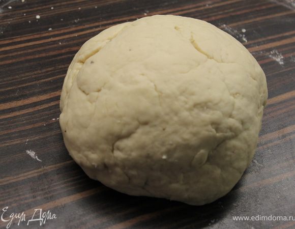 Добавить теплую воду в смесь из муки и перемешать. Добавить еще 300 г муки и замесить тесто на столе. При замесе добавить еще 75 г муки. Вымешивать до эластичности и гладкости. Скатать тесто в шар. Накройте полотенцем и дайте постоять минут 10.....   P.S. Тесто достаточно плотное, упругое, я бы даже не стала добавлять последние 75 г муки. Посмотрите по консистенции сами, ориентируясь на свою муку.