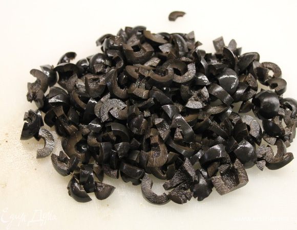 Порезать маслины.