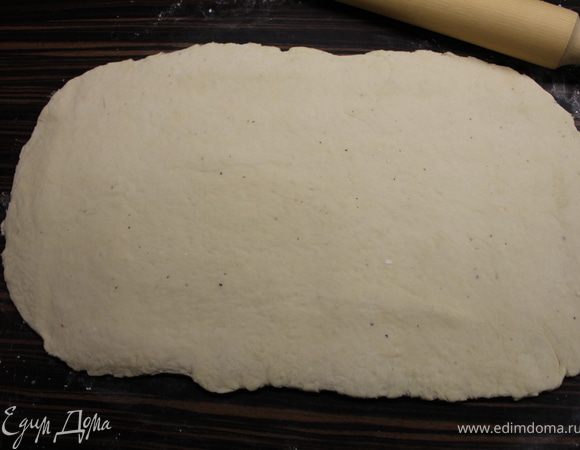 Раскатать тесто в прямоугольник 45*30, присыпав скалку и стол мукой (совсем чуть-чуть).