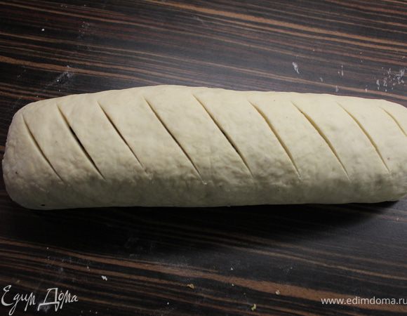 Сделать поперечные надрезы ножом сверху батона, глубиной не больше 3 мм. Переложите его на смазанный маслом противень и поставить в теплое место подниматься. Минут на 15... P.S. Я обычно разогреваю духовку до 50 градусов и ставлю прямо в нее при чуть открытой дверце. Тесто подходит всегда замечательно!!!