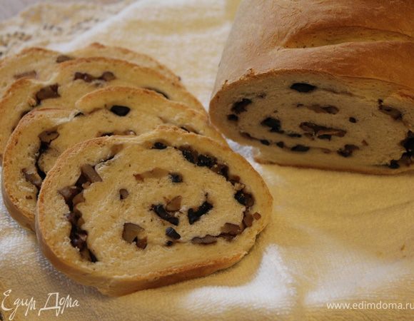 Нагреть духовку до 200 градусов (вынув при этом батон) и уже в разогретую духовку вернуть его и печь около 35-40 минут. Достать, накрыть его полотенцем и дать остыть.