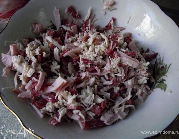 отварить куриное филе
колбасу, и ветчину нарезать полосочками
измельчить куриное филе