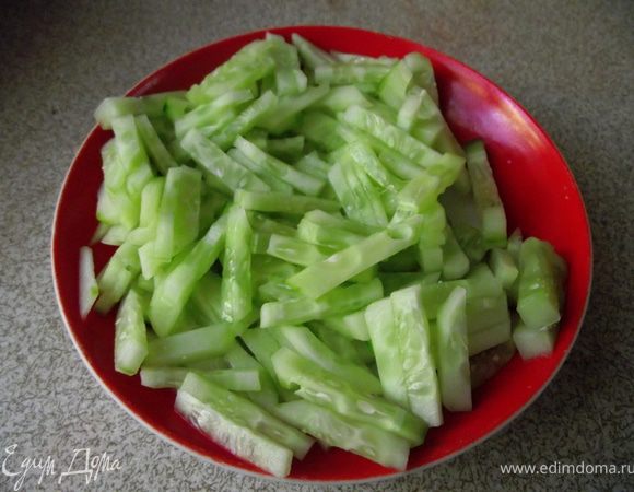  нарезать огурец
