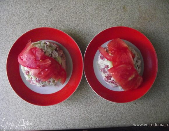 выложить на тарелку по порциям, можно использовать формочки, сверху украсить двумя тоненькими дольками помидора, и... бон аппетит=))