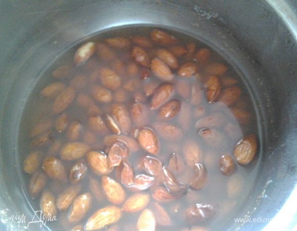 Миндаль замочить в кипятке, дать остыть и снять с него кожуру. 