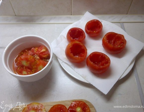 Срезать "жопку" помидора и аккуратно ложечкой вычистить мякоть.
Из образовавшихся "крышечек" вырезать хвостики. 