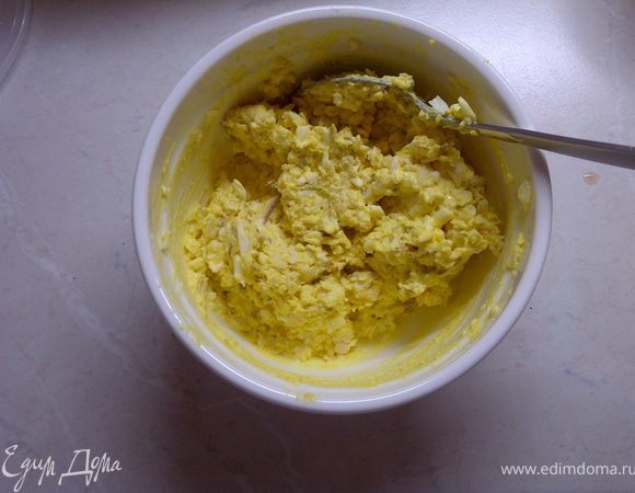Яица отварить, натереть на мелкой терке, также натереть сыр, выдавить в смесь зубок чеснока, добавить майонез и все перемешать.