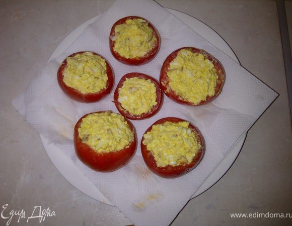 Наполнить помидоры приготовленной начинкой.
