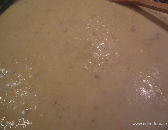 Готовим сырный соус: масло растопить на сковороде, добавить муку, хорошенько размешать. Постепенно вливать молоко... увариваем до загустения. Добавить мускатный орех и сыр.