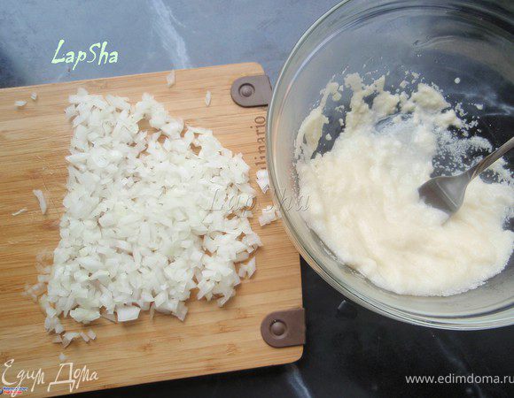 Приготовим фарш. Для этого 2 ст.л. манки разбавим горячей водой и хорошо помешаем вилкой, чтобы не было комочков. Если вам больше нравиться с батоном или хлопьями, то можно использовать и их. Лук мелко нашинкуем.
