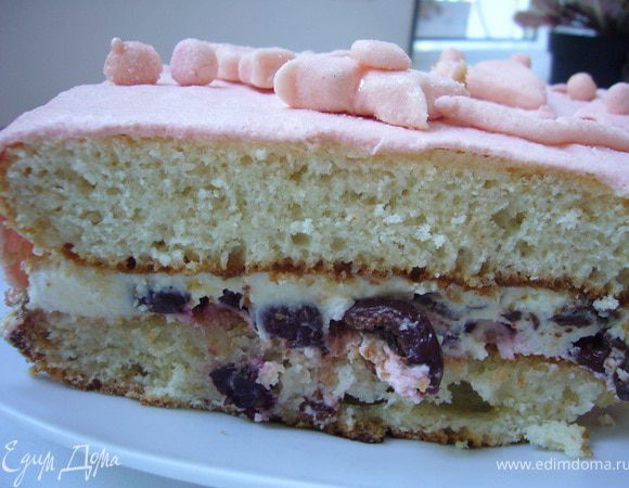 Разрезать корж на 2 части. Промазать сдивками и выложить ягоды(у меня мороженая черешня)накрыть 2-ым коржом ,покрыть торт маслянным кремом и накрыть мастикой и украсить фигурками из мастики.