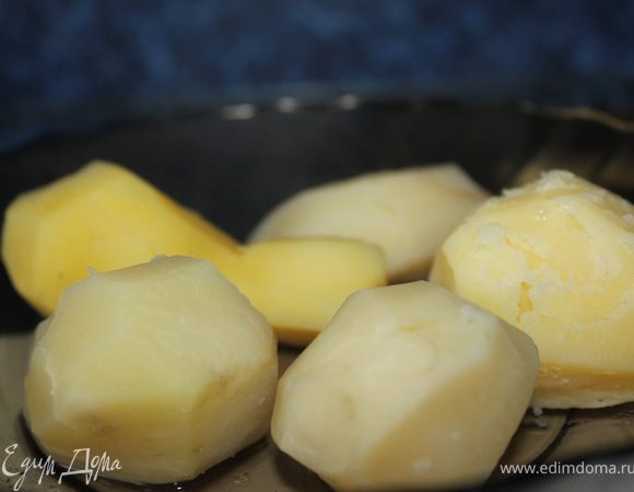 Картофель очистить, отварить и остудить.