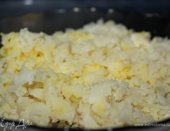 Отварной картофель натереть на терке.