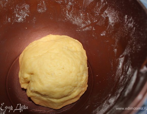 Все тщательно перемешать.Должно получиться мягкое эластичное тесто. Положить его на полчаса в холодильник. 