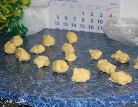 Разделить тесто на 16 частей.