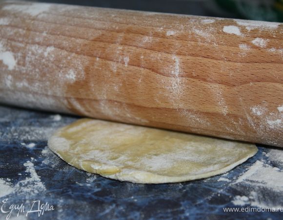 Каждую раскатывать тонким слоем и...