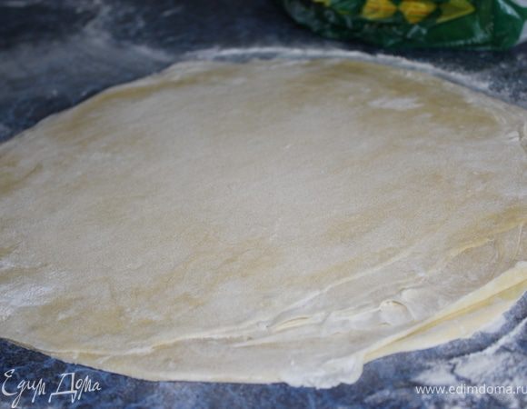 То, что получилось, раскатать еще раз толщиной примерно 7 мм. 