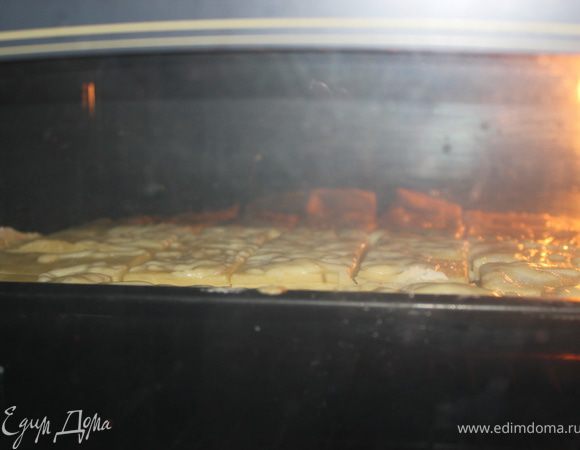 Выложить на смазанный маслом противень и выпекать минут 20 при 180 градусах до подрумянивания. 