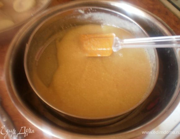 Персики пюрировать, протереть через сито.