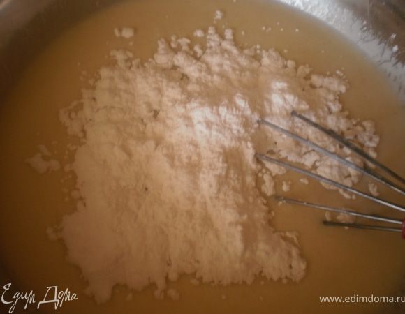 Добавить сахарную пудру.