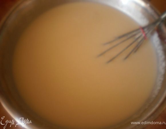 Добавить желатин в персиково-йогуртную массу. Взбить.