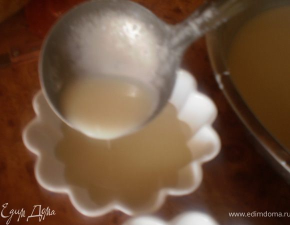 Перелить в креманки. Охладить до загустения.