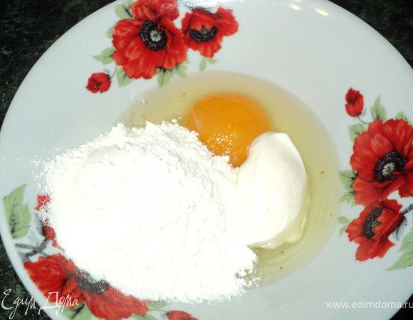 
Из яйца, сахара, майонеза, сливочного масла, муки, ванильного сахара приготовить тесто средней густоты ( чуть гуще, чем на оладьи ).
