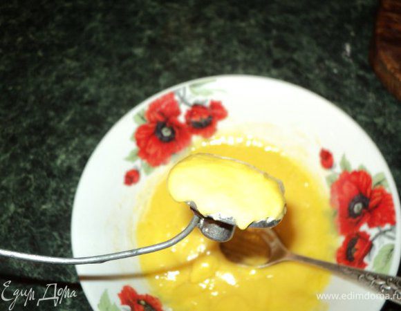 Прогреть формочку в масле 10сек, нанести 1 чайную  ложку теста на ребристую поверхность формочки, опустить в кипящее масло, зачерпнув масло в отверстие. Через несколько секунд поднять формочку из масла и стряхнуть тесто в кипящее масло. Жарить 10-15сек до золотистой корочки. Готовые грибочки выложить на бумажную салфетку для удаления излишков масла. 