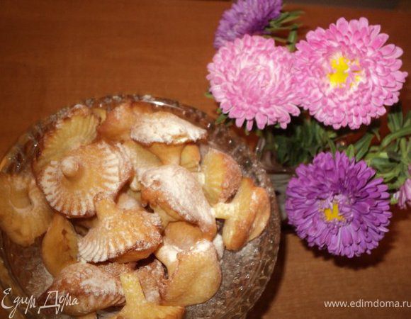 При подаче можно посыпать сахарной пудрой. Но и без посыпки оно вкусное и красивое.