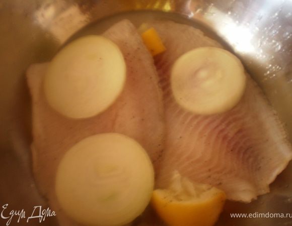 Рыбу и кольца лука замариновать в смеси из вина, сока лимона, соли, перца и прованских трав.