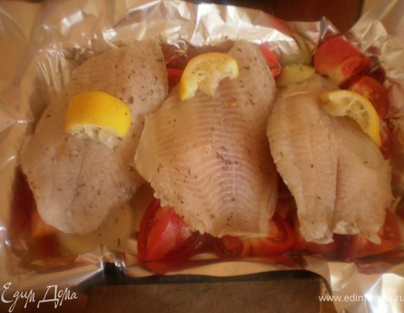 Сверху выложить рыбу, кусочки лимона, немного полить маринадом.