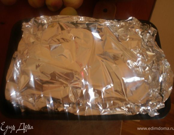 Закрыть фольгой и запекать в духовке минут 30. В конце фольгу открыть.