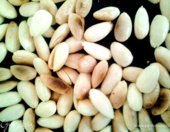 Обжарить на самом медленном огне до румяного цвета. 