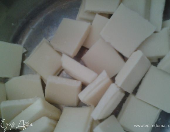 Шоколад растопить на водяной бане. Смешать с миндалем, добавить ваниль и распределить по формочкам(у меня формочки для льда)