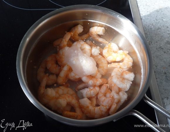 Отварить креветки пару минут в кипящей воде, достать. Отвар оставить и остудить. (У меня креветки уже очищеные).