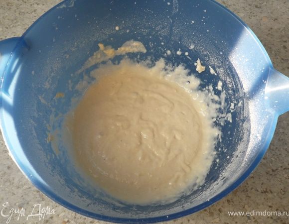 В отдельной емкости перемешать муку, уксус и ок.10 ст.л. холодного креветочного отвара. Если отвара мало, добавьте еще немного. Необходима масса кремовой консистенции. Посолить.