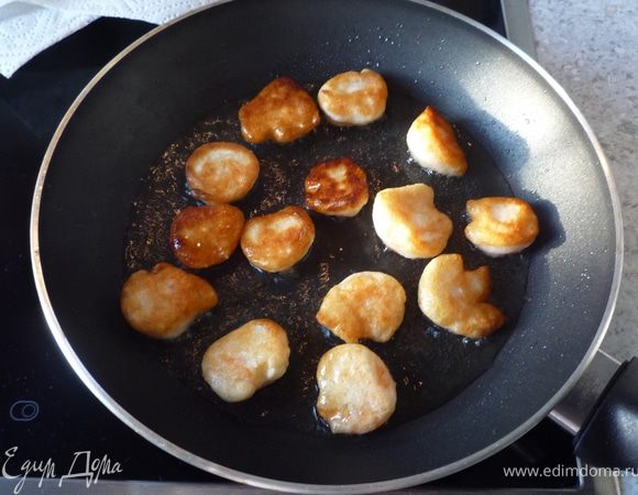 Креветки почистить. Разогреть оливковое масло на сковороде. Обмакивать каждую креветку и выкладывать на сковороду до образования золотистой корочки. 