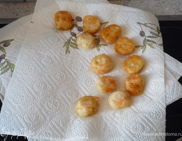 Выложить на бумажное полотенце, чтоб ушли излишки масла.