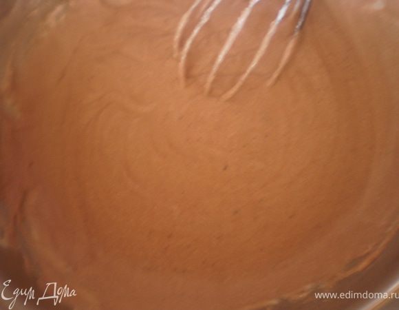 Растопить шоколад, добавить к творогу.